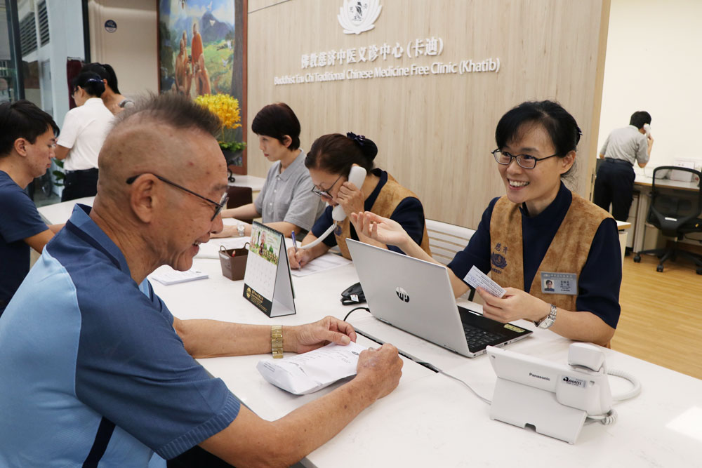 Tzu Chi volunteers serving patients at the registration desk (Photo by Mulias Lian) 